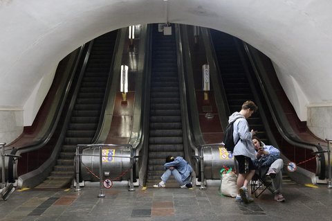 Warga berlindung di stasiun kereta bawah tanah selama serangan rudal di ibu kota Ukraina, Kyiv,  Kamis malam (04/07/2025)