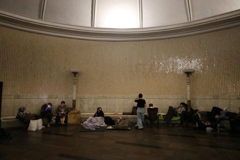 Warga berlindung di stasiun kereta bawah tanah selama serangan rudal di ibu kota Ukraina, Kyiv,  Kamis malam (04/07/2025)