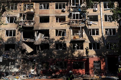 Tim penyelamat Ukraina bekerja di sebuah bangunan perumahan yang rusak setelah serangan massal pesawat nirawak dan rudal Rusia di ibu kota Ukraina, Kyiv,  Jumat (04/07/2025)