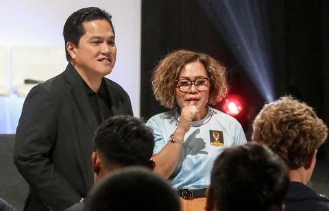 Ketua Umum PSSI Erick Thohir bersama  Direktur Surya Cutra media (SCM)  Harsiwi Achmad saat konferensi pers peluncuran Piala Presiden 2025 di SCTV Tower, Senayan, Jakarta Pusat, Jumat (4/7/2025).