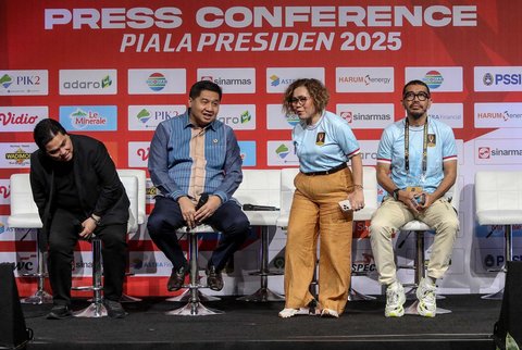 Ketua Umum PSSI Erick Thohir, Ketua Steering Committee (SC) Piala Presiden 2025 Maruarar Sirait, Direktur Surya Cutra media (SCM)  Harsiwi Achmad, dan Ketua Organizing Committee (OC) Arya Sinulingga saat konferensi pers peluncuran Piala Presiden 2025 di SCTV Tower, Senayan, Jakarta Pusat, Jumat (4/7/2025).