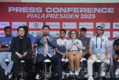 KKetua Umum PSSI Erick Thohir, Ketua Steering Committee (SC) Piala Presiden 2025 Maruarar Sirait, Direktur Surya Cutra media (SCM)  Harsiwi Achmad, dan Ketua Organizing Committee (OC) Arya Sinulingga saat konferensi pers peluncuran Piala Presiden 2025 di SCTV Tower, Senayan, Jakarta Pusat, Jumat (4/7/2025).