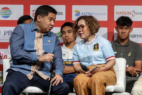 Ketua Steering Committee (SC) Piala Presiden 2025 Maruarar Sirait bersama  Direktur Surya Cutra media (SCM)  Harsiwi Achmad, saat  konferensi pers peluncuran Piala Presiden 2025 di SCTV Tower, Senayan, Jakarta Pusat, Jumat (4/7/2025).