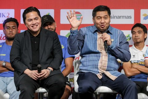 Ketua Umum PSSI Erick Thohir bersama Ketua Steering Committee (SC) Piala Presiden 2025 Maruarar Sirait, saat  konferensi pers peluncuran Piala Presiden 2025 di SCTV Tower, Senayan, Jakarta Pusat, Jumat (4/7/2025).