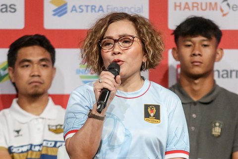 Direktur Surya Cutra media (SCM)  Harsiwi Achmad saat konferensi pers peluncuran Piala Presiden 2025 di SCTV Tower, Senayan, Jakarta Pusat, Jumat (4/7/2025).