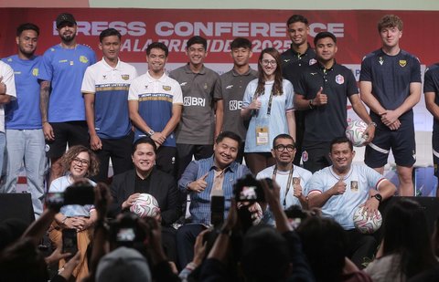 Ketua Umum PSSI Erick Thohir, Ketua Steering Committee (SC) Piala Presiden 2025 Maruarar Sirait, Direktur Surya Cutra media (SCM)  Harsiwi Achmad, dan Ketua Organizing Committee (OC) Arya Sinulingga saat konferensi pers peluncuran Piala Presiden 2025 di SCTV Tower, Senayan, Jakarta Pusat, Jumat (4/7/2025).