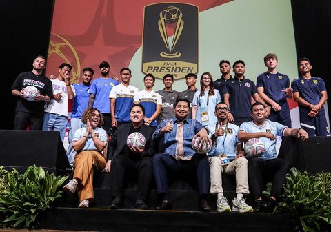 Ketua Umum PSSI Erick Thohir, Ketua Steering Committee (SC) Piala Presiden 2025 Maruarar Sirait, Direktur Surya Cutra media (SCM)  Harsiwi Achmad, dan Ketua Organizing Committee (OC) Arya Sinulingga menggelar konferensi pers peluncuran Piala Presiden 2025 di SCTV Tower, Senayan, Jakarta Pusat, Jumat (4/7/2025).