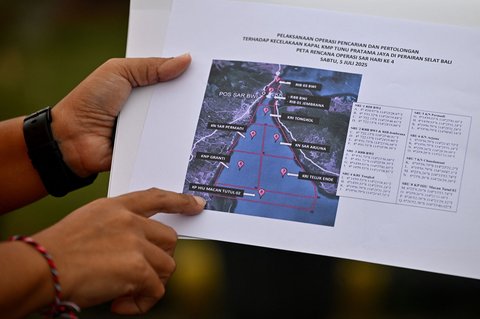 Petugas SAR  menunjukkan area pencarian feri di perairan Selat Bali di  Jembrana, Bali, Sabtu (05/07/2025).