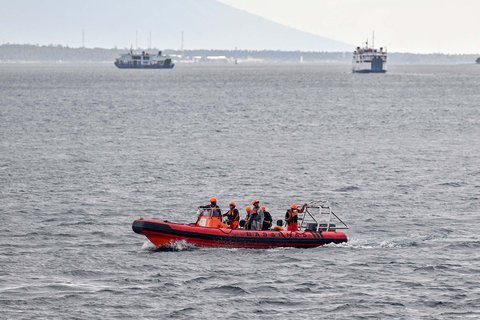 Tim SAR melakukan penyisiran di perairan Selat Bali di  Jembrana, Bali, Sabtu (05/07/2025).