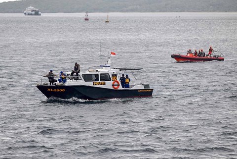 Tim SAR melakukan penyisiran di perairan Selat Bali di  Jembrana, Bali, Sabtu (05/07/2025).