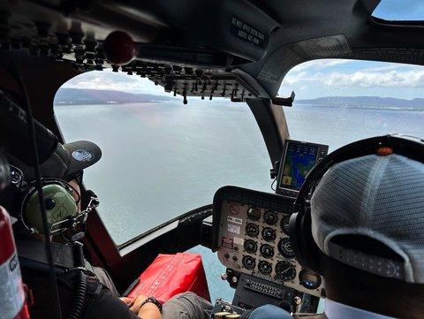 Tim SAR melakukan penyisiran dari  helikopter  di perairan Selat Bali di  Jembrana, Bali, Jumat (04/07/2025).