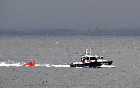 Tim SAR  menemukan sekoci penyelamat KMP TUNU Pratama di perairan Selat Bali di  Jembrana, Bali, Jumat (04/07/2025).