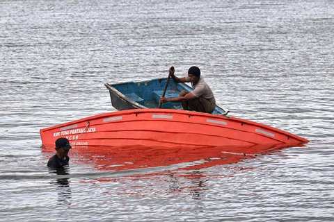 Tim SAR  menemukan sekoci penyelamat KMP TUNU Pratama di perairan Selat Bali di  Jembrana, Bali, Jumat (04/07/2025).