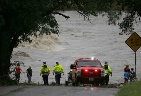 Petugas tanggap darurat memeriksa tepian Sungai Guadalupe untuk  mencari korban hilang yang tersapu banjir di Ingram, Texas, Jumat,  (04/07/2025).