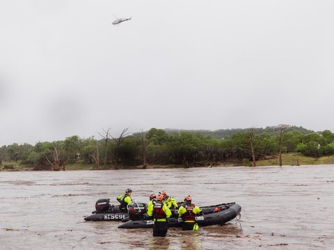 Petugas tanggap darurat mengerahkan perahu untuk mencari korban hilang  di sepanjang Sungai Guadalupe di Ingram, Texas, Jumat,  (04/07/2025).