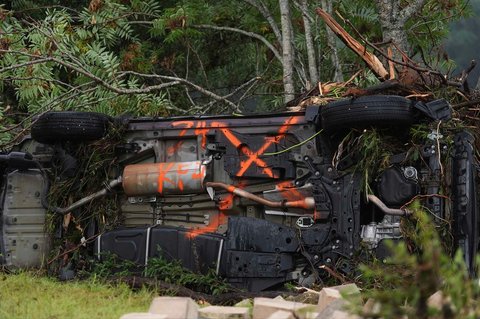 Sebuah kendaraan terbalik akibat banjir bandang di Kerrville, Texas,  Jumat,  (04/07/2025).