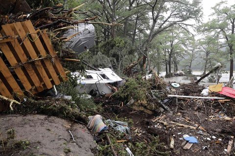 Kendaraan yang rusak dan puing-puing bangunan akibat banjir bandang di tepi Sungai Guadalupe di Ingram, Texas, Jumat,  (04/07/2025).