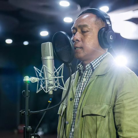 Penampilan Keren Bak Anak Muda Panglima TNI, Pose Bareng 3 Musisi Top Tanah Air