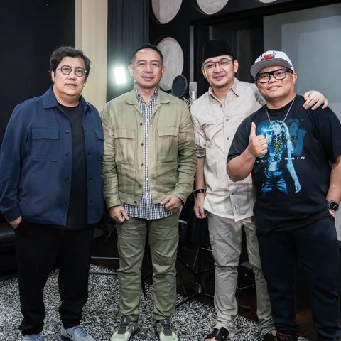 Penampilan Keren Bak Anak Muda Panglima TNI, Pose Bareng 3 Musisi Top Tanah Air
