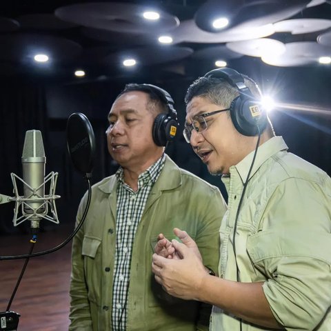 Penampilan Keren Bak Anak Muda Panglima TNI, Pose Bareng 3 Musisi Top Tanah Air