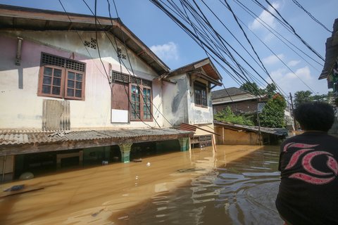 Banjir di Jalan Pirus, Kelurahan Bidara Cina, Jatinegara, Jakarta Timur, Minggu (06/07/2025).
