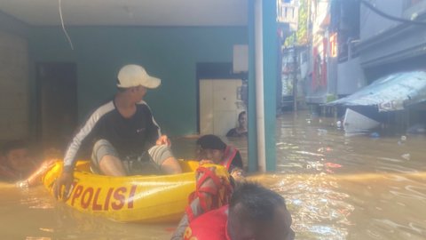 Polisi Evakuasi Balita hingga Lansia Terjebak Banjir di Kampung Melayu