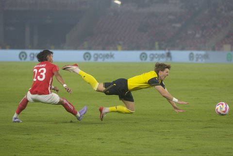 Pesepak bola Indonesia All Stars Hansamu dihadang pesepakbola Oxford United FC saat pertandingan Piala Presiden 2025 di Stadion Gelora Bung Karno, Jakarta, Minggu (06/07/2025).