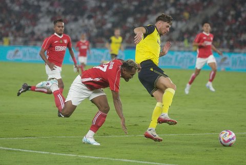 Pesepak bola Indonesia All Stars Safrudin Tahar terjatuh saat berebut bola dengan pesepakbola Oxford United FC saat pertandingan Piala Presiden 2025 di Stadion Gelora Bung Karno, Jakarta, Minggu (06/07/2025).