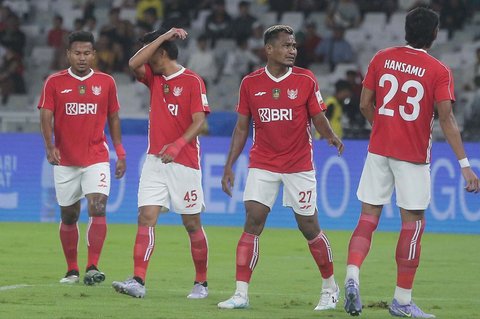 Pesepak bola Indonesia All Stars  masing masing (dari kiri): Amiruddin, Akbar Tanjung, Safrudin Tahar dan Hansamu saat  pertandingan Piala Presiden 2025 di Stadion Gelora Bung Karno, Jakarta, Minggu (06/07/2025).