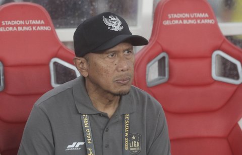 Pelatih Indonesia All Stars  Rahmad Darmawan saat  pertandingan Piala Presiden 2025 di Stadion Gelora Bung Karno, Jakarta, Minggu (06/07/2025).