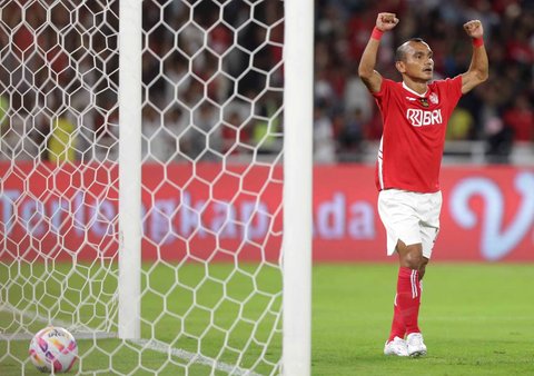 Pesepak bola Indonesia All Stars Rico Simanjuntak melakukan selebrasi  usai mencetak gol ke gawang Oxford United FC saat pertandingan Piala Presiden 2025 di Stadion Gelora Bung Karno, Jakarta, Minggu (6/7/2025)