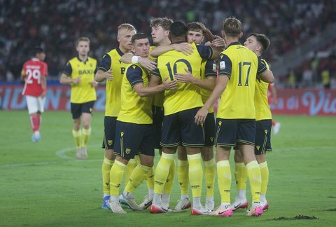 Pesepakbola Oxford United FC merayakan selebrasi usai menggolkan gawang Indonesia All Star saat pertandingan Piala Presiden 2025 di Stadion Gelora Bung Karno, Jakarta, Minggu (06/07/2025).