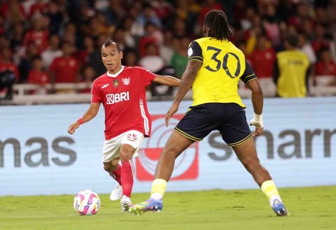Pesepak bola Indonesia All Stars Rico Simanjuntak berebut bola dengan pesepakbola Oxford United FC  Peter Kioso saat pertandingan Piala Presiden 2025 di Stadion Gelora Bung Karno, Jakarta, Minggu (06/07/2025).