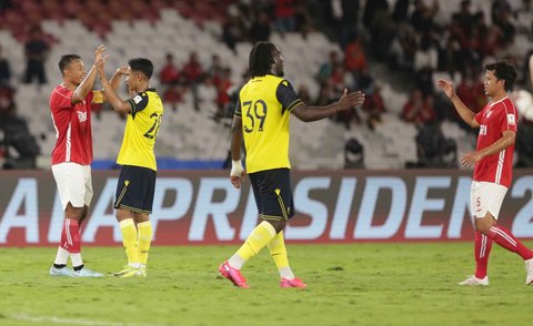 Pesepak bola Indonesia All bersama  pesepakbola Oxford United FC  Peter Kioso usai pertandingan Piala Presiden 2025 di Stadion Gelora Bung Karno, Jakarta, Minggu (06/07/2025).