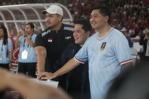 Menteri Pemuda dan Olahraga Dito Ariotedjo, Ketua Umum PSSI Erick Thohir  dan Ketua Steering Committee Maruarar Sirait saat pembukaan Piala Presiden 2025 di Stadion Utama Gelora Bung Karno (SUGBK), Jakarta, Minggu (06/07/2025).