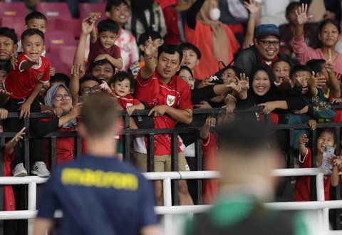 Ribuan penonton menyaksikan laga perdana Grup A Piala Presiden 2025 antara Oxford United melawan Liga Indonesia All Star di Stadion Utama Gelora Bung Karno (SUGBK), Jakarta, Minggu (06/07/2025).
