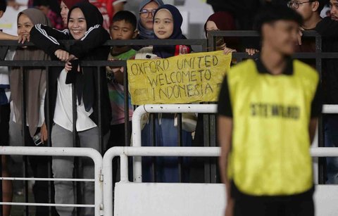 Ribuan penonton menyaksikan laga perdana Grup A Piala Presiden 2025 antara Oxford United melawan Liga Indonesia All Star di Stadion Utama Gelora Bung Karno (SUGBK), Jakarta, Minggu (06/07/2025).