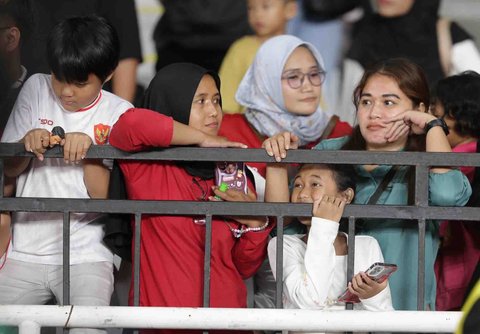 Ribuan penonton menyaksikan laga perdana Grup A Piala Presiden 2025 antara Oxford United melawan Liga Indonesia All Star di Stadion Utama Gelora Bung Karno (SUGBK), Jakarta, Minggu (06/07/2025).