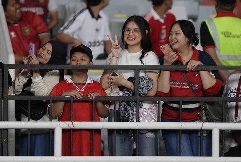 Ribuan penonton menyaksikan laga perdana Grup A Piala Presiden 2025 antara Oxford United melawan Liga Indonesia All Star di Stadion Utama Gelora Bung Karno (SUGBK), Jakarta, Minggu (06/07/2025).