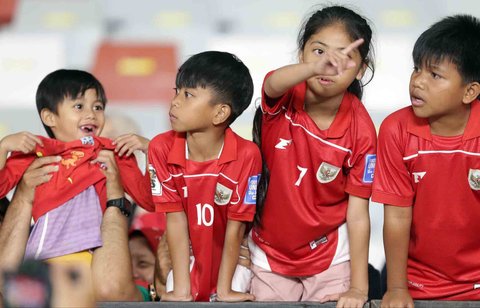 Ribuan penonton menyaksikan laga perdana Grup A Piala Presiden 2025 antara Oxford United melawan Liga Indonesia All Star di Stadion Utama Gelora Bung Karno (SUGBK), Jakarta, Minggu (06/07/2025).