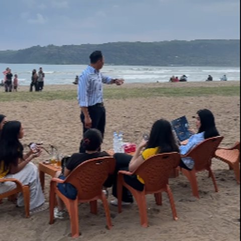 Penampilan Necis AHY Ditemani Istri Santai di Tepi Pantai Sambil Jajan di Warung Kopi Pacitan