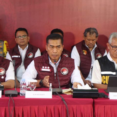 Kabareskrim Komjen Pol Wahyu Widada (tengah) saat konferensi pers pengungkapan kasus narkoba. (Foto Humas Polri)