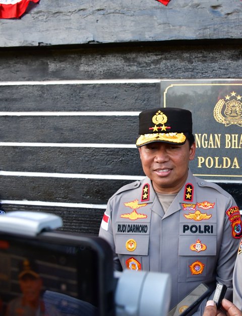 <p>Kepala Kepolisian Daerah Nusa Tenggara Timur Irjen Pol Rudi Darmoko (kiri) (polri.go.id)</p>