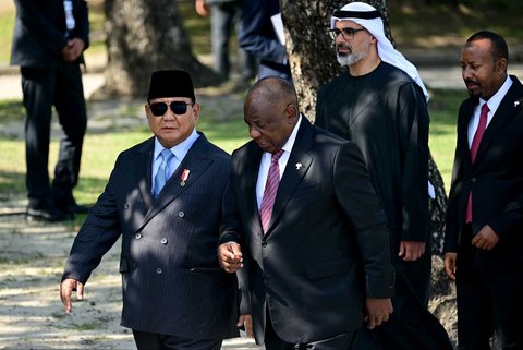 Presiden Indonesia Prabowo Subianto, Presiden Afrika Selatan Cyril Ramaphosa, Putra Mahkota Abu Dhabi Sheikh Khaled bin Mohamed bin Zayed Al Nahyan, dan Perdana Menteri Ethiopia Abiy Ahmed tiba untuk berfoto bersama saat KTT BRICS di Rio de Janeiro, Brasil, (06/07/2025).