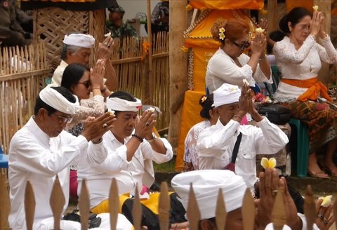 Umat hindu sedang sembahyang di pura Mandara Giri Semeru
