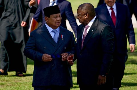 Presiden Indonesia Prabowo Subianto  dan Presiden Afrika Selatan Cyril Ramaphosa berbincang sebelum kegiatan untuk foto keluarga saat KTT BRICS di Rio de Janeiro, Brasil, (06/07/2025).