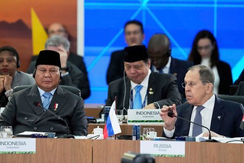 Presiden Indonesia Prabowo Subianto dan Menteri Luar Negeri Rusia Sergey Lavrov saat menghadiri KTT BRICS tahunan ke-17 di Rio de Janeiro Brasil, (06/07/2025).