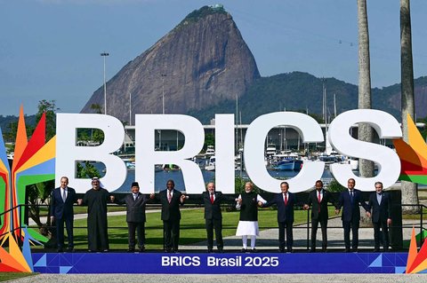 (Dari kiri ke kanan) Menteri Luar Negeri Rusia Sergey Lavrov, Putra Mahkota Abu Dhabi Sheikh Khaled bin Mohamed bin Zayed Al Nahyan, Presiden Indonesia Prabowo Subianto, Presiden Afrika Selatan Cyril Ramaphosa, Presiden Brasil Luiz Inacio Lula da Silva, Perdana Menteri India Narendra Modi, Perdana Menteri Tiongkok Li Qiang, Perdana Menteri Ethiopia Abiy Ahmed, Perdana Menteri Mesir Mostafa Madbouly, dan Menteri Luar Negeri Iran Abbas Araghchi berpose untuk foto keluarga selama KTT BRICS di Rio de Janeiro, Brasil,  (06/07/2025).