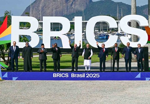 (Dari kiri ke kanan) Menteri Luar Negeri Rusia Sergey Lavrov, Putra Mahkota Abu Dhabi Sheikh Khaled bin Mohamed bin Zayed Al Nahyan, Presiden Indonesia Prabowo Subianto, Presiden Afrika Selatan Cyril Ramaphosa, Presiden Brasil Luiz Inacio Lula da Silva, Perdana Menteri India Narendra Modi, Perdana Menteri Tiongkok Li Qiang, Perdana Menteri Ethiopia Abiy Ahmed, Perdana Menteri Mesir Mostafa Madbouly, dan Menteri Luar Negeri Iran Abbas Araghchi berpose untuk foto keluarga selama KTT BRICS di Rio de Janeiro, Brasil,  (06/07/2025).