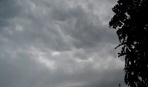 Wanita yang sedang berpikir untuk persiapan liburan musim dingin (Foto: Freepik/user18526052).